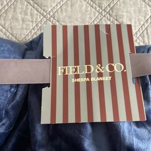 NWT Field & Co. Sherpa throw blanket dark blue and white inside